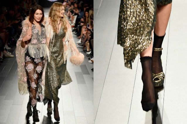 Gigi Hadid perde la scarpa in passerella, la sorella corre ad aiutarla