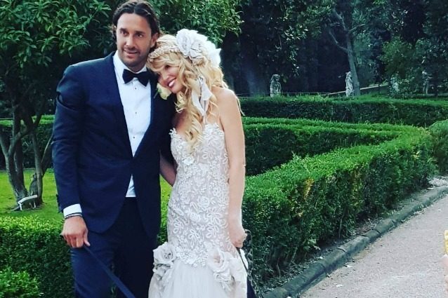 Abito a sirena e corona di fiori: il look di Marta Cecchetto per le nozze con Luca Toni