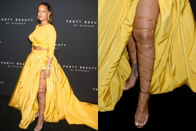 Rihanna lancia Fenty Beauty: l’abito giallo rivela le gambe strizzate nei sandali dorati