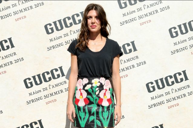 Addio abiti principeschi: a Milano Charlotte Casiraghi indossa maglietta e gonna in pelle