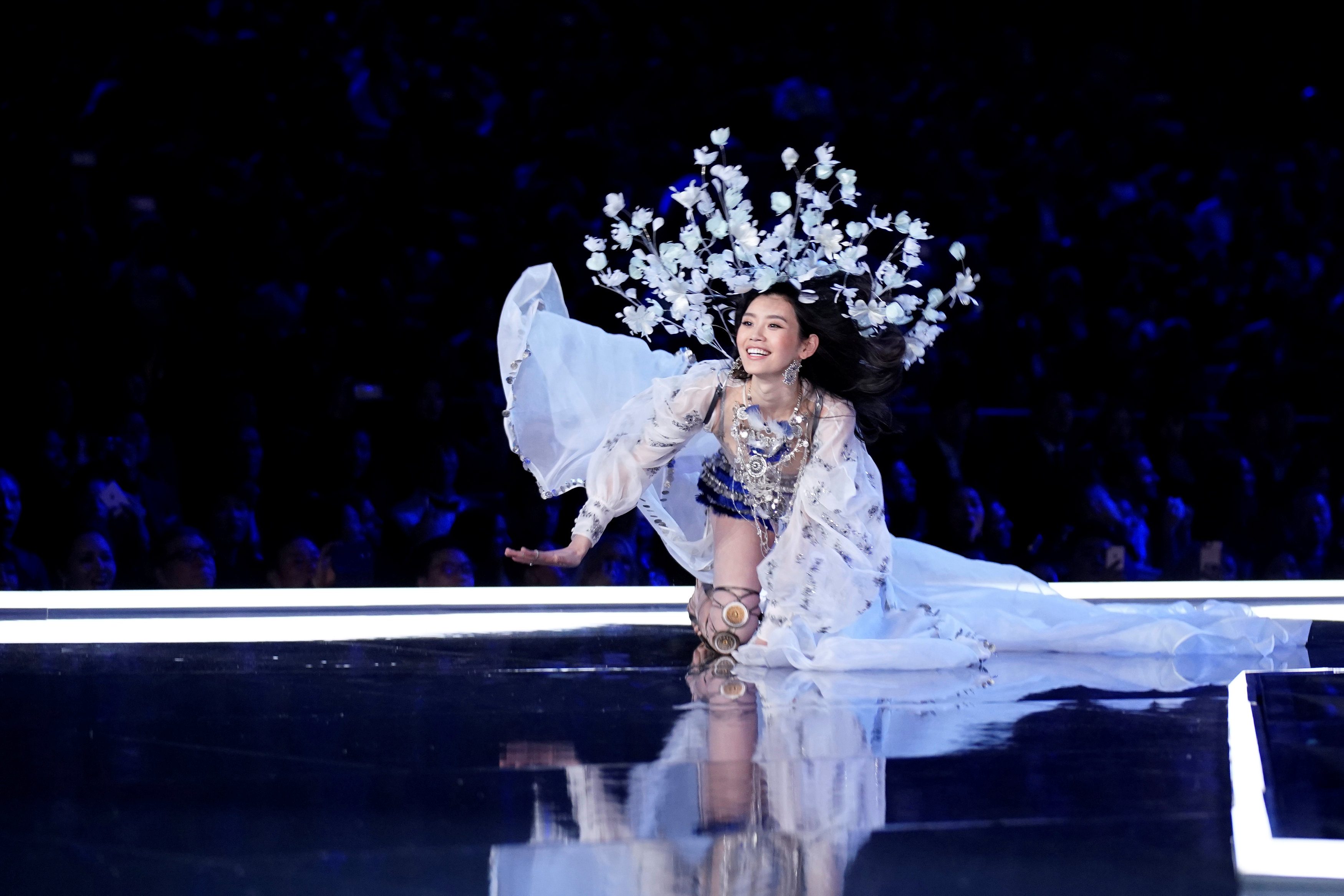 Imbarazzo al Victoria's Secret Fashion Show la top inciampa nel velo e
