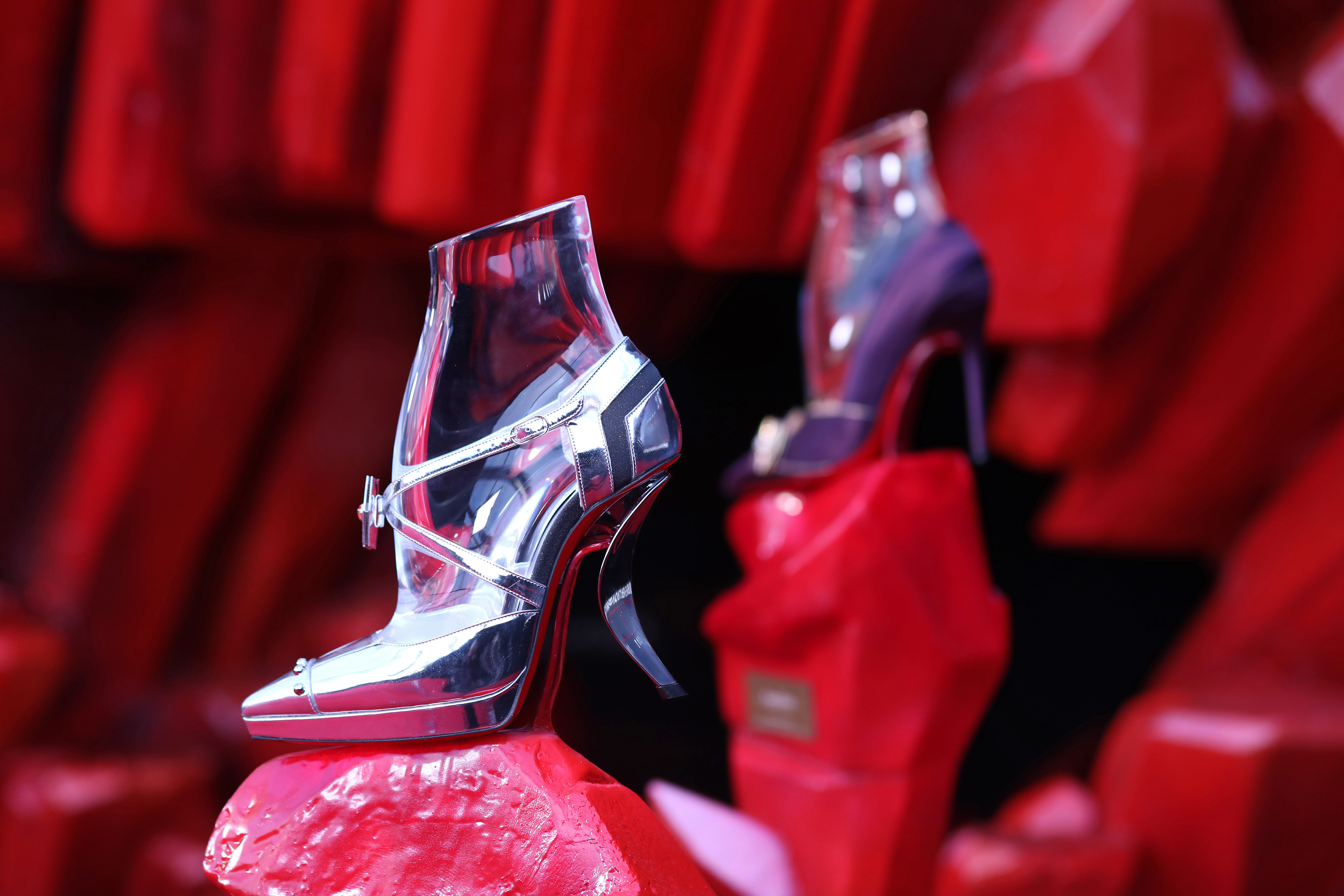 Le scarpe Louboutin diventano un ologramma con la linea dedicata alle  eroine di Star Wars