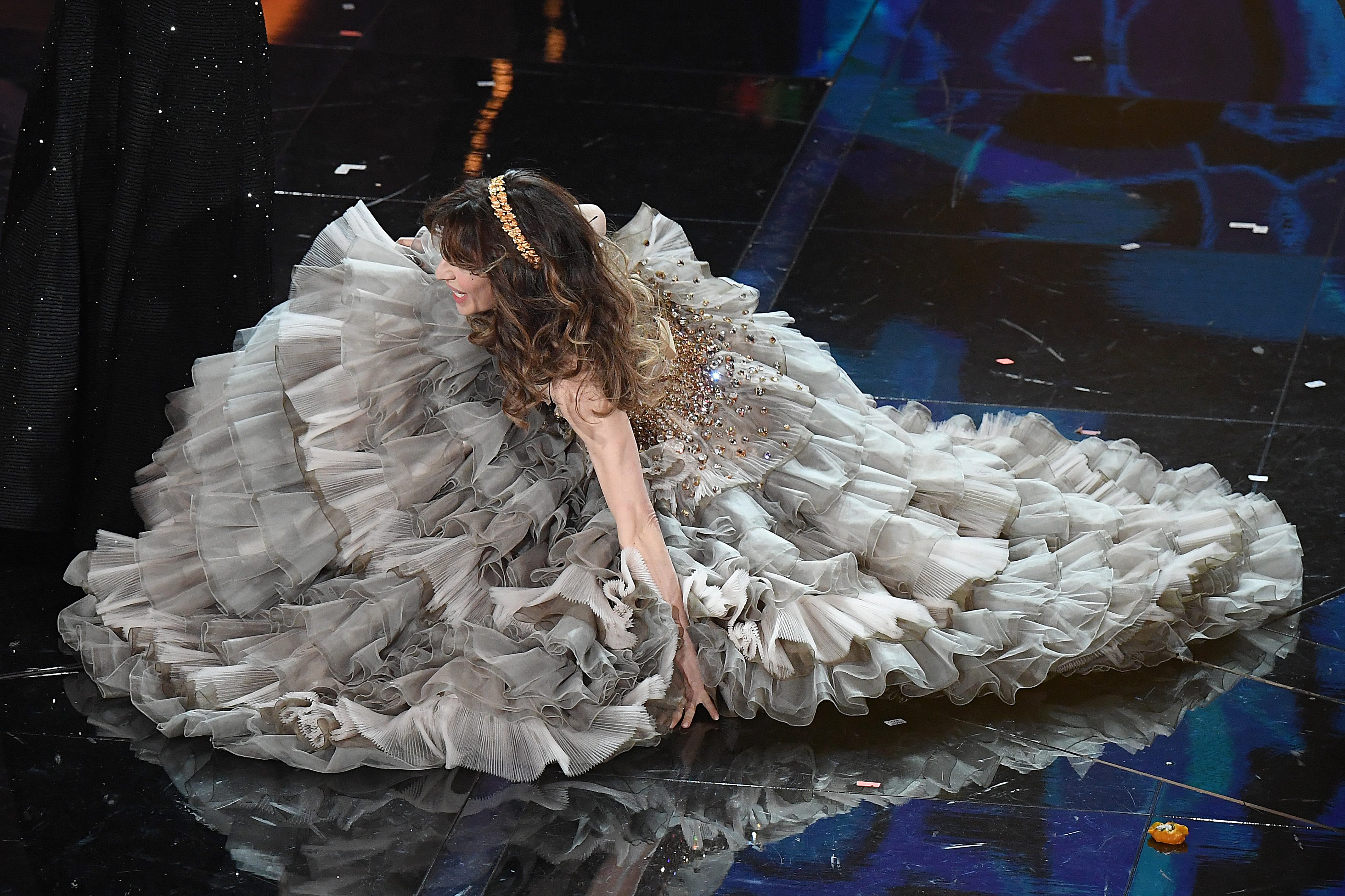Sabrina Impacciatore sul palco della finale di Sanremo