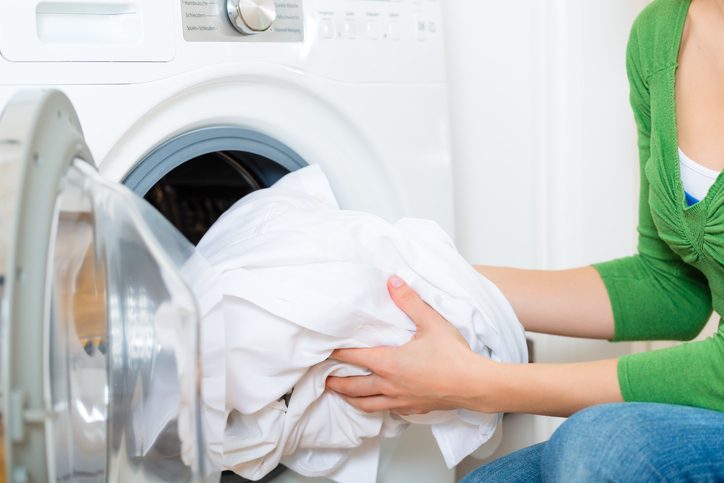 Come rimuovere la muffa dagli spigoli Come togliere la puzza di fumo dai vestiti