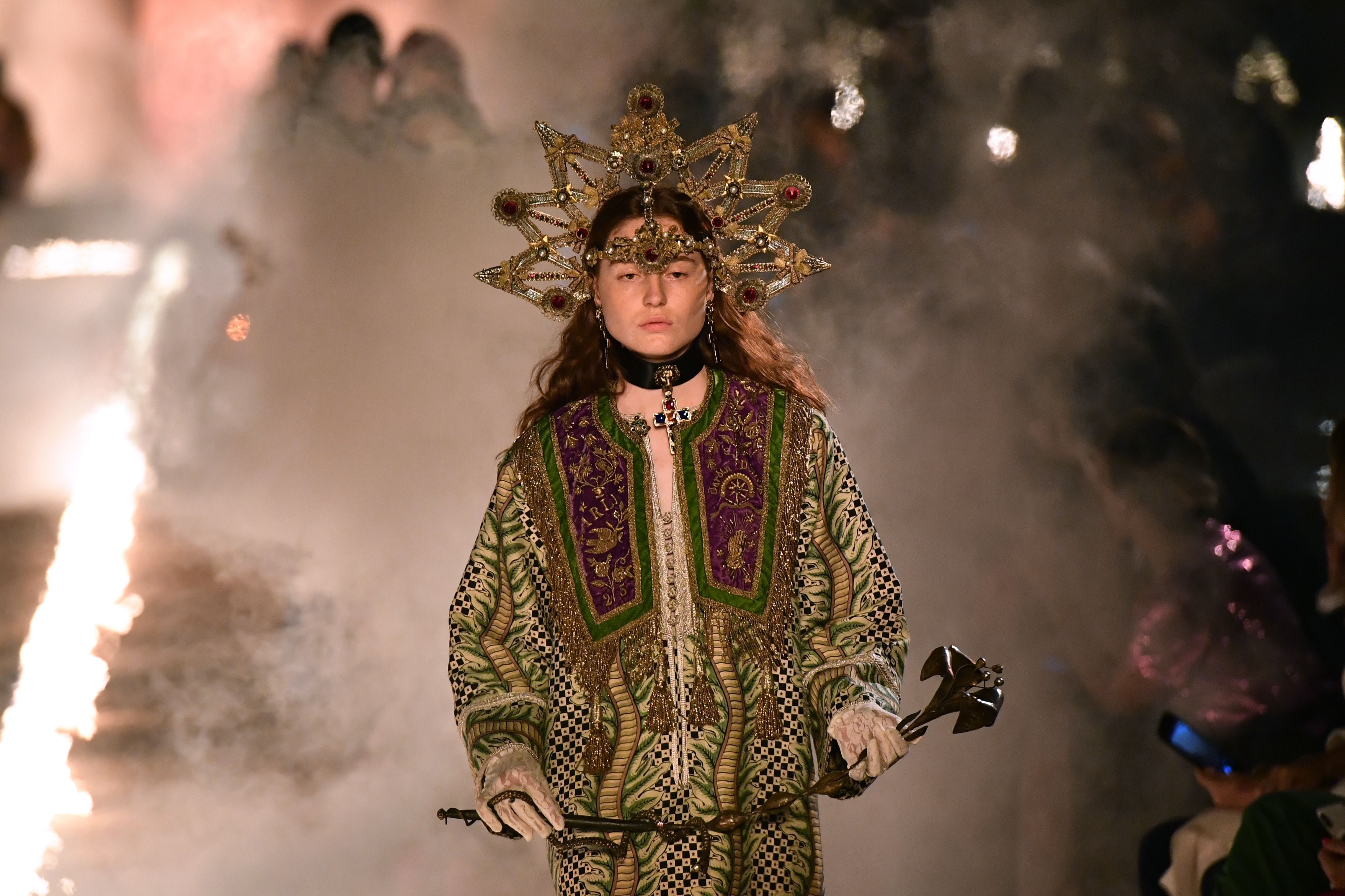 Fiamme, fumo e rosari: Gucci presenta la nuova collezione in un ex cimitero