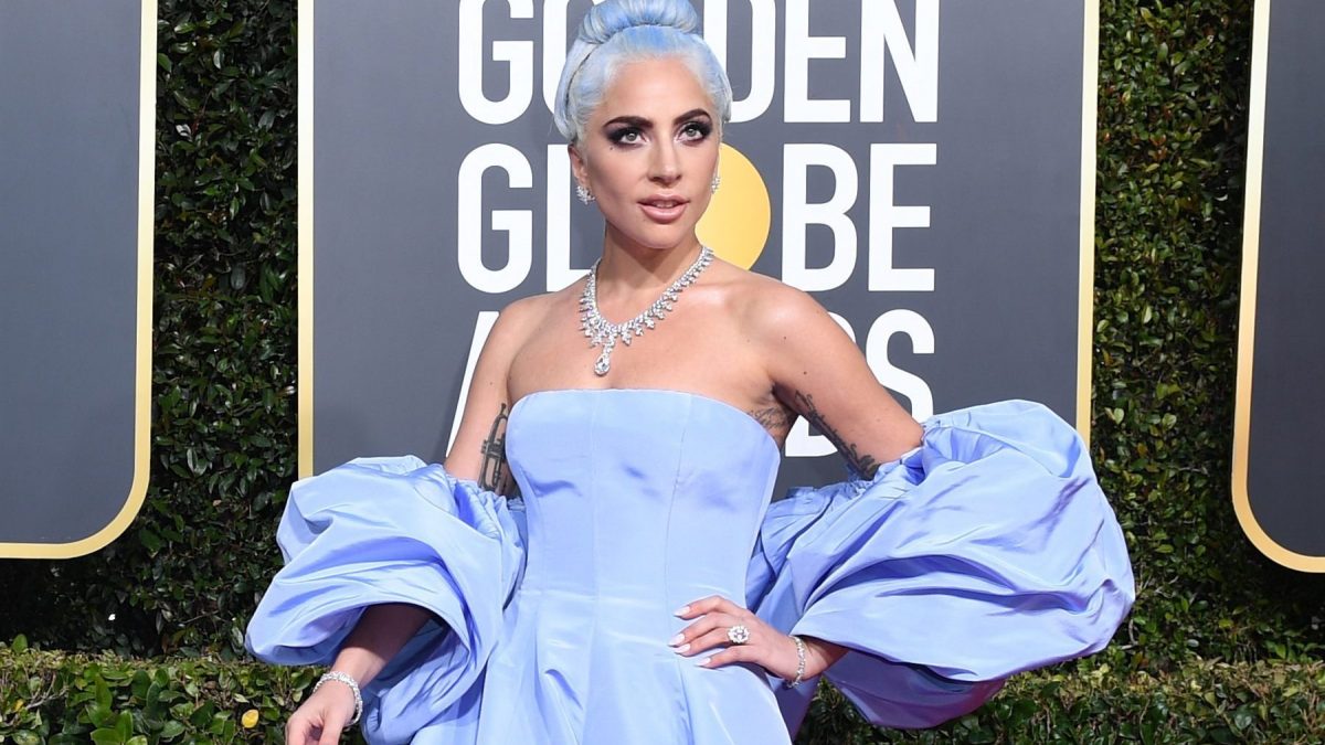 Lady Gaga ai Golden Globe 2019: l'abito color pervinca è un omaggio a Judy  Garland
