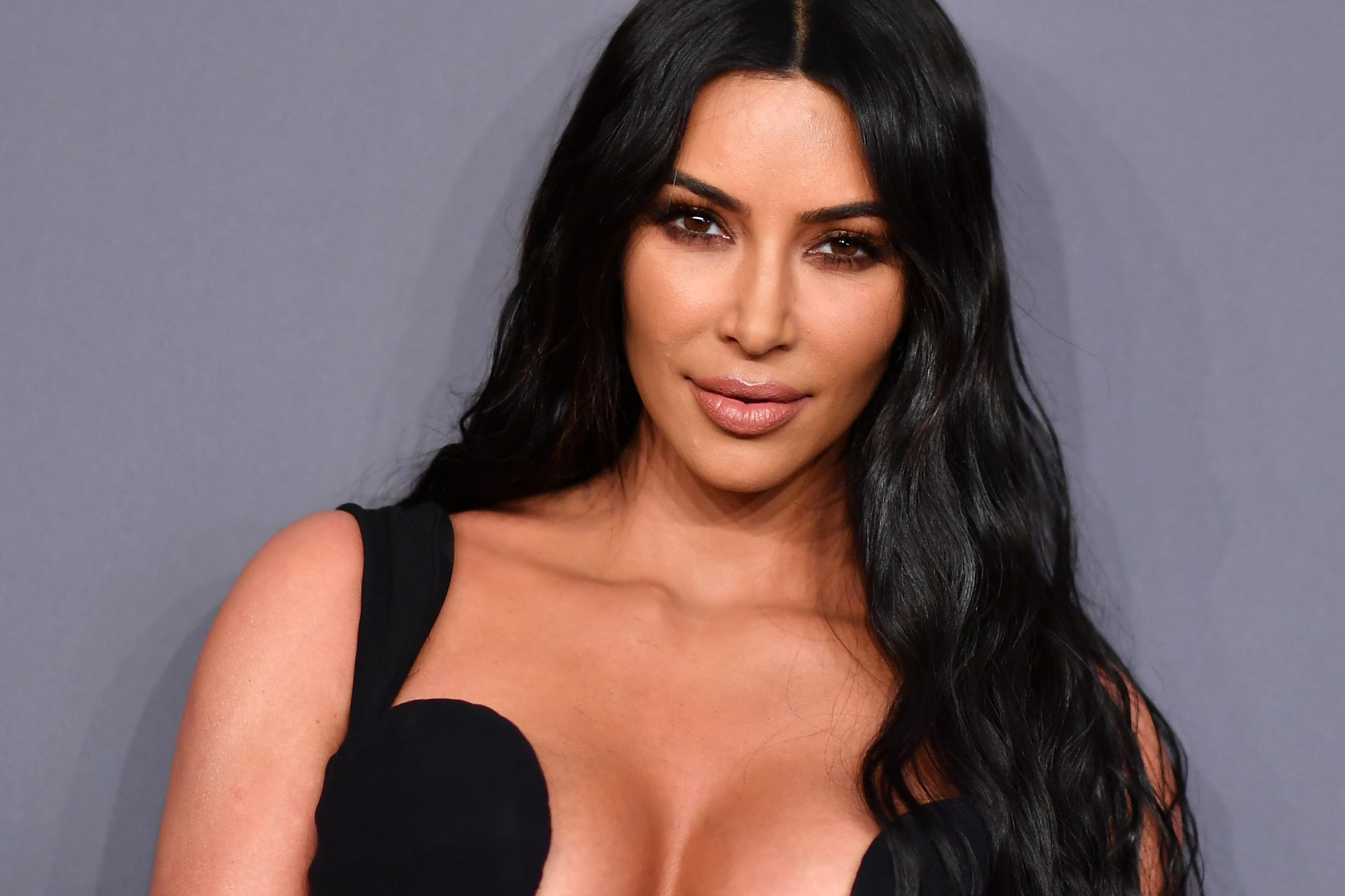 Kim Kardashian vuole diventare avvocato studia 18 ore alla settimana per l'esame di abilitazione Kim Kardashian vuole diventare avvocato studia 18 ore alla settimana per l'esame di abilitazione