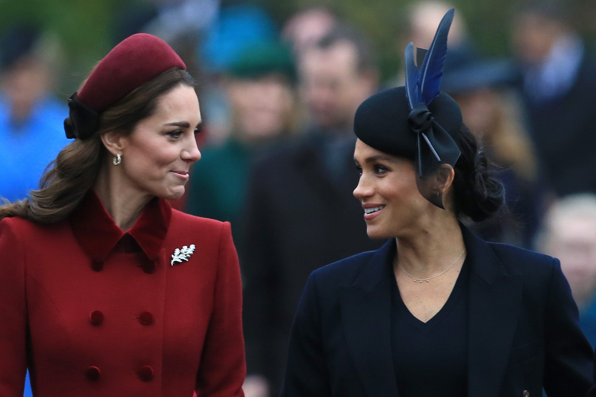 Meghan Markle e Kate Middleton comunicano su WhatsApp la Royal Family