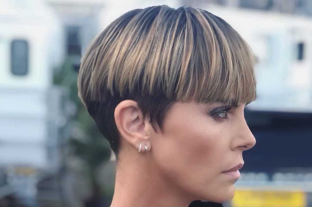 Charlize Theron, il cambio look è drastico: dice addio al caschetto e