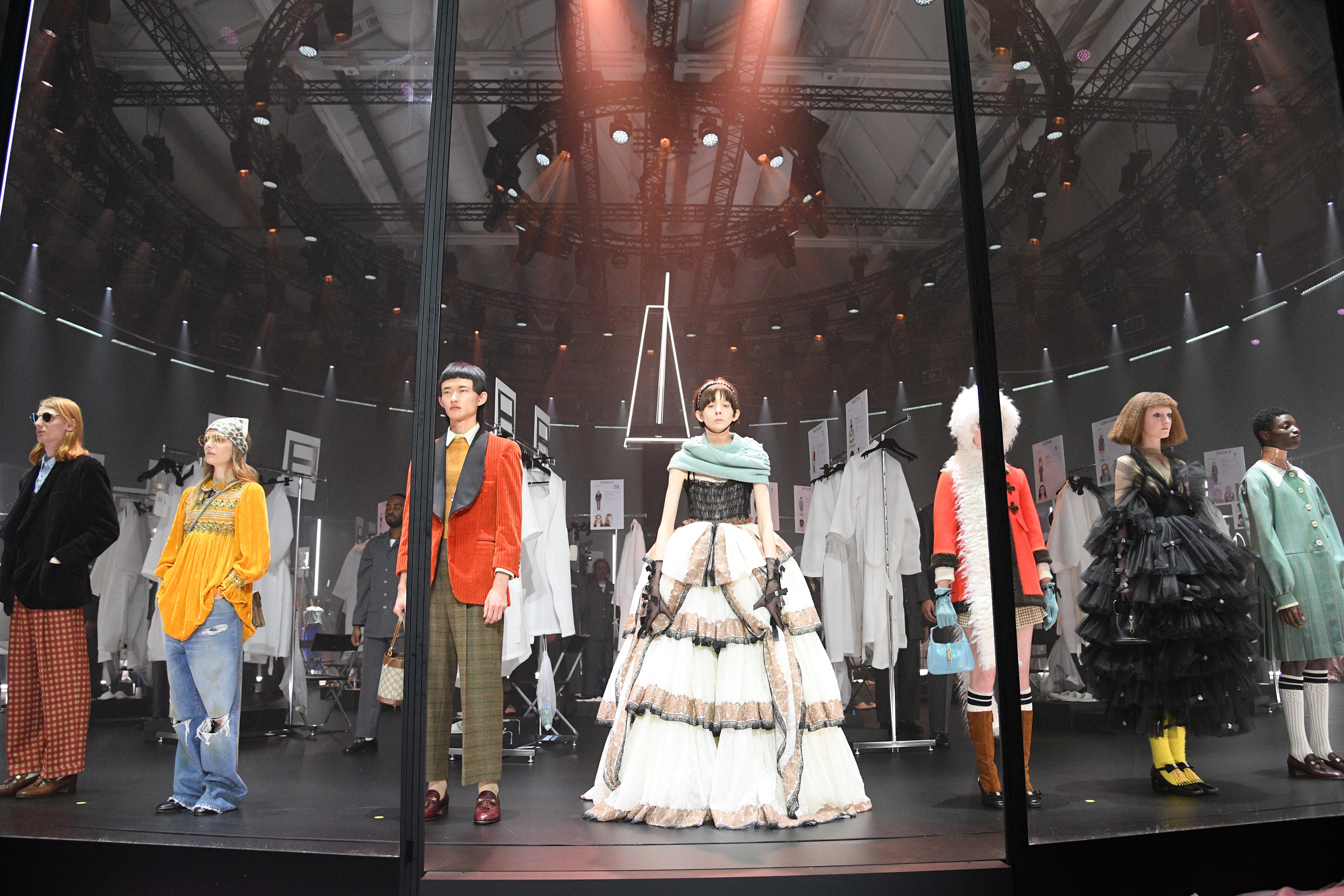 Gucci sfila a Milano: Alessandro Michele svela il lato nascosto della moda,  il backstage è onstage