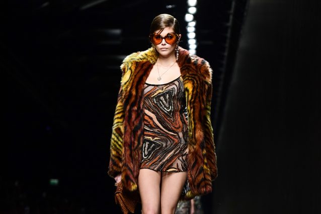 La donna di Versace è una guerriera. La sua armatura? Abiti corti d’argento e pellicce animalier