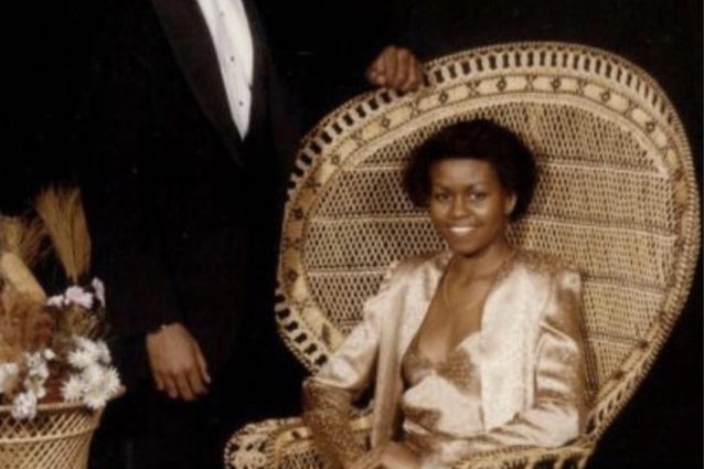 Michelle Obama da giovane in rosa e con i capelli corti, la vecchia foto del ballo di fine anno