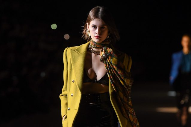 Saint Laurent, a Parigi sfila una donna rock: in passerella trionfa la sensualità del latex