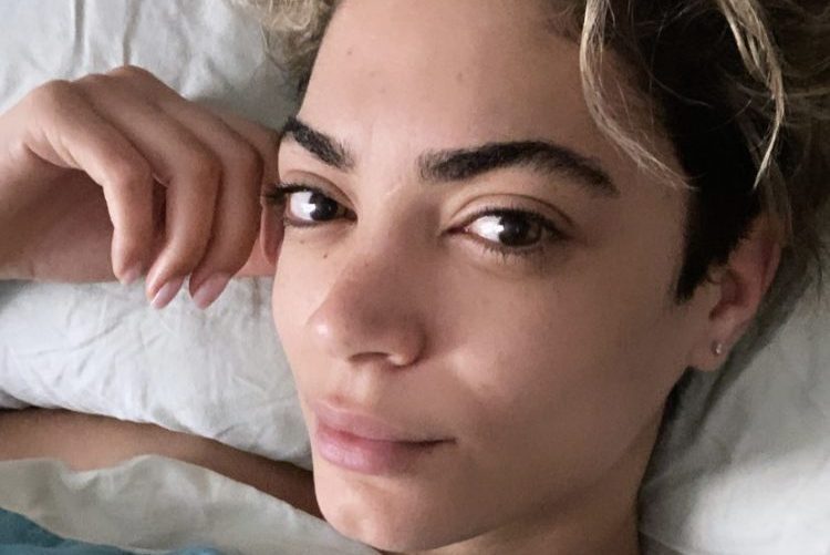 Elodie senza trucco e con i capelli al naturale: in versione acqua e
