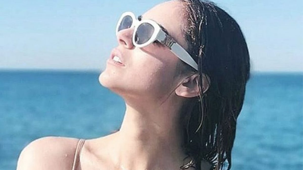 Miriam Leone: al mare con il costume (rivelatore) e gli occhiali bianchi è  la più chic