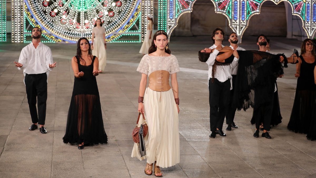 Le modelle sfilano tra danzatori di pizzica allo show di Dior