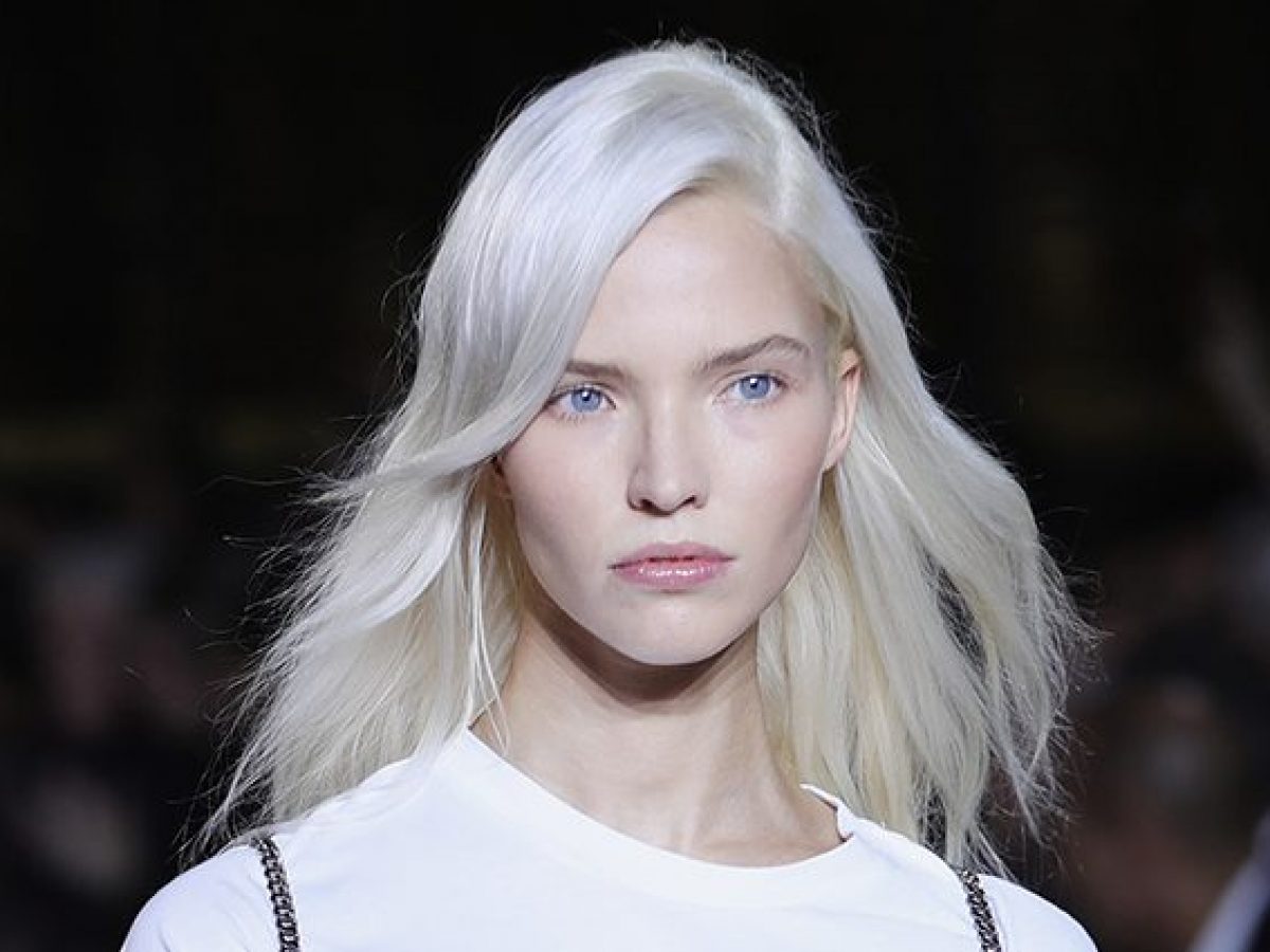 Nordic white, il biondo platino di tendenza per i capelli dell'estate 2020 Nordic white, il biondo platino di tendenza per i capelli dell'estate 2020