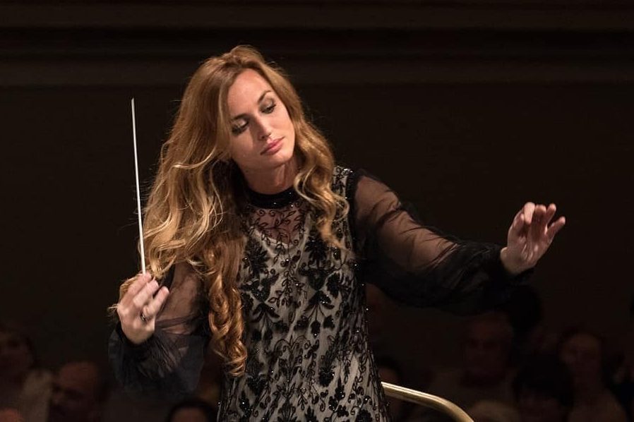 Si dice direttore d'orchestra o direttrice? L'Accademia della Crusca risponde a Beatrice Venezi Si dice direttore d'orchestra o direttrice? L'Accademia della Crusca risponde a Beatrice Venezi