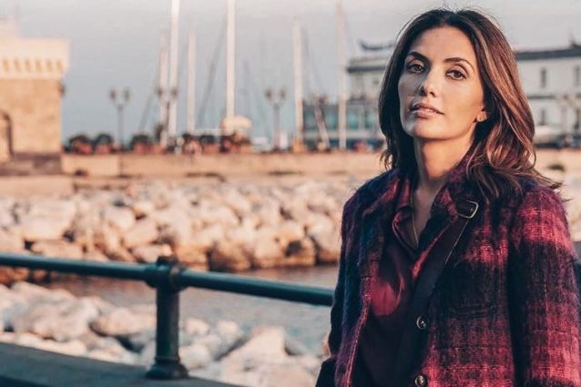 Mina Settembre E Quel Cappotto Rosso Che Rispecchia La Sua Passionalita