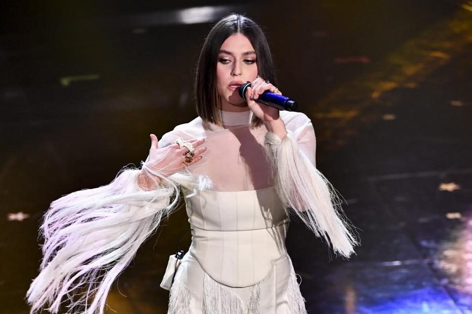 Gaia debutta a Sanremo 2021 in bianco il look fresco e audace sul