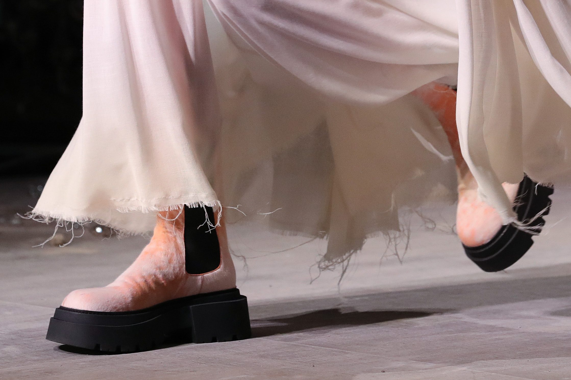 I Chelsea Boots sono gli stivaletti must have dell'Inverno 2022: come  abbinarli di giorno e di sera