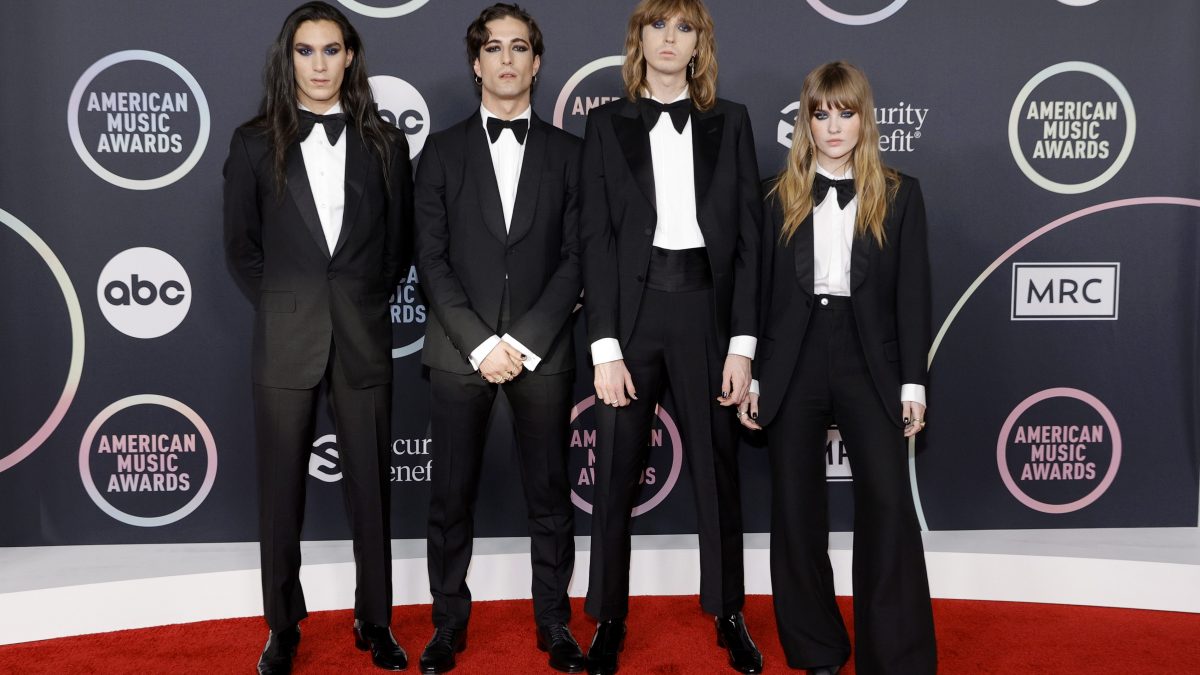 I Maneskin sul palco degli AMA's: la performance è col look coordinato,  smoking e papillon per tutti