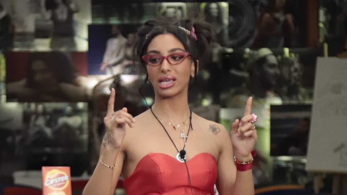 Lulù Selassié al GF Vip 6 in versione intellettuale: nuovo look con gli  occhiali coordinati all'abito