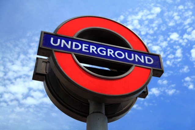 Il roundel, stemma moderno della metro londinese.