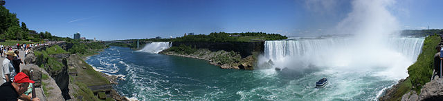 Le Cascata del Niagara e quelle americane viste dal lato canadese (foto da Wikipedia).