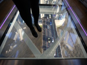 Londra, yoga mozzafiato sul Tower Bridge: a 42 metri sulle acque del Tamigi