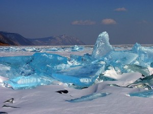 La magia del ghiaccio turchese sul lago Baikal