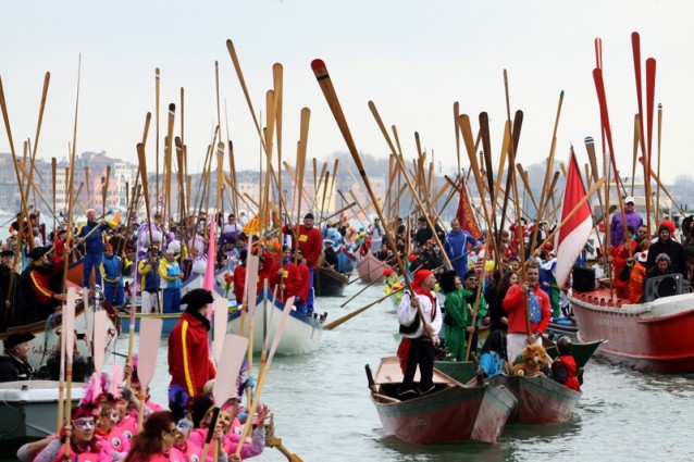 Il Carnevale di Venezia inizia dall'acqua: al via la regata inaugurale