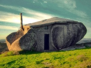 La casa dei Flintstones esiste davvero: si trova in Portogallo