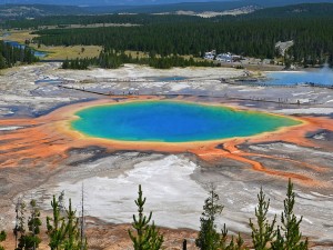 Il lago con i colori dell'arcobaleno
