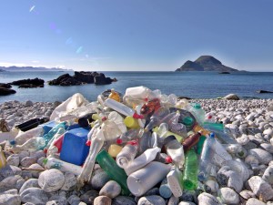 Spiagge inondate dai rifiuti: ecco i risultati dell'indagine di Legambiente