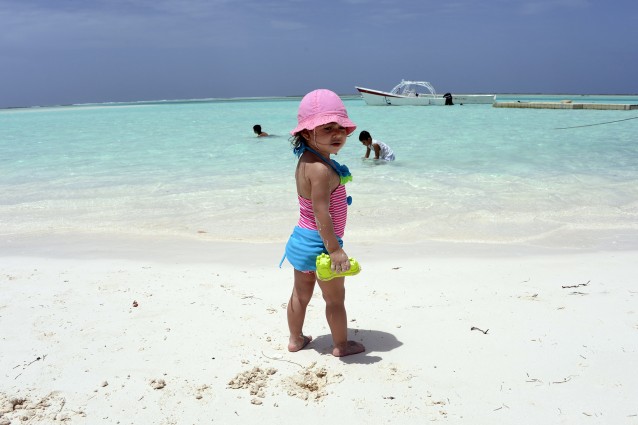 Bambina su una spiaggia di Tortuga.