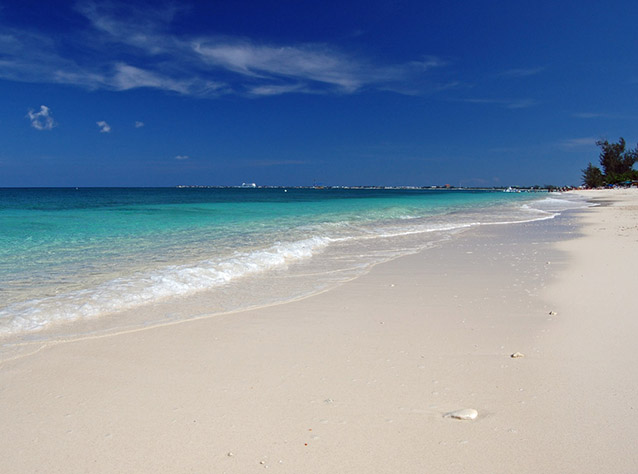 Seven Mile Beach, Grand Cayman (Foto di James Willamor).