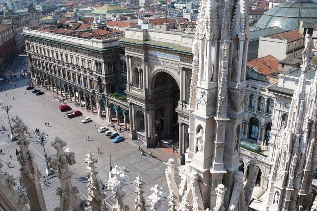 L'arco trionfale d'imbocco della Galleria Vittorio Emanuele II di Milano visto dal tetto del Duomo (foto Wikimedia Commons)