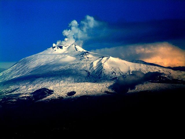 Neve e pennacchio sull'Etna (Foto di Josep Renalias).