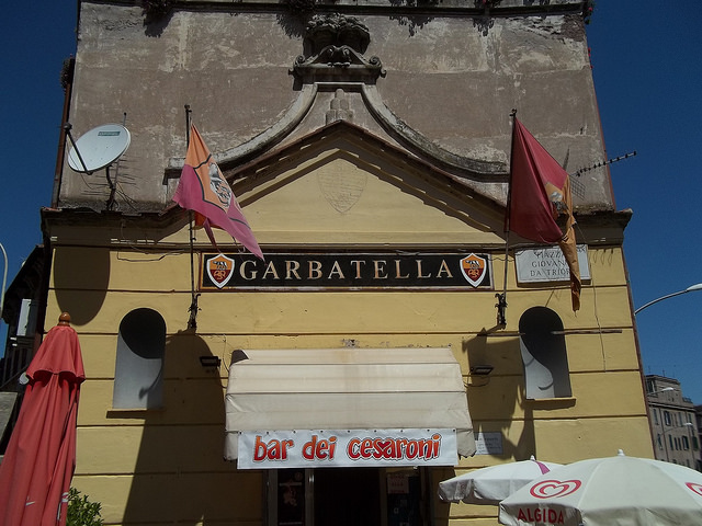 La famosa bottiglieria dei fratelli Giulio e Cesare dove viene girata la fiction i Cesaroni. Foto di :altotemi