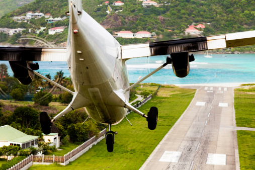 Un aeroplano sulla piccola pista di atterraggio di Saint Barth