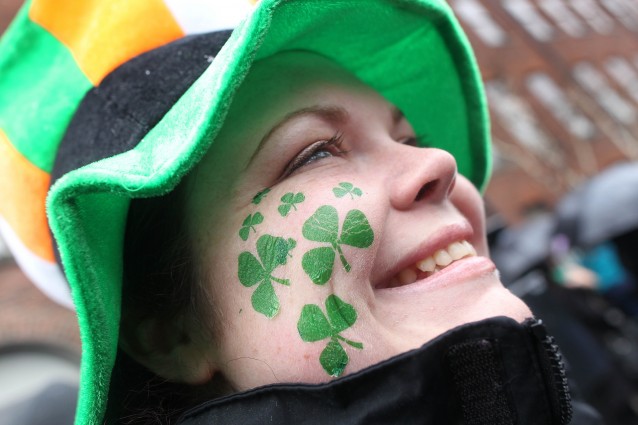 Una ragazza festeggia San Patrizio a Dublino – Foto Getty