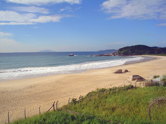 Praia Quatro Ilhas – Foto Wikimedia Commons