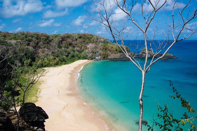 Baia do Sancho, Fernando de Noronha – Foto Wikimedia Commons