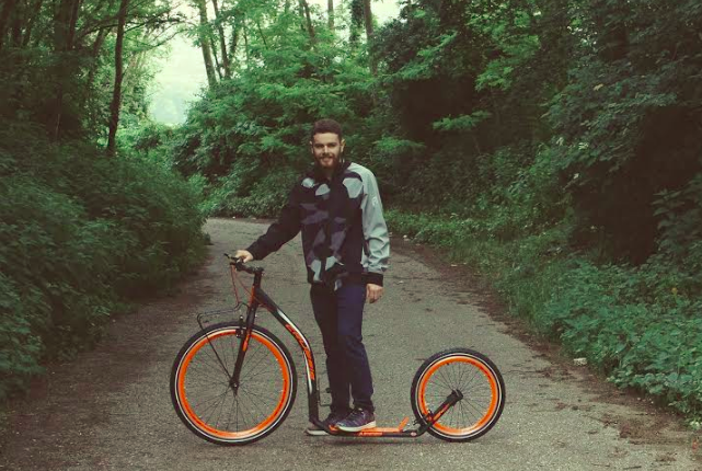 Roberto Cassa e la footbike con cui compirà l'impresa del viaggio in Irlanda