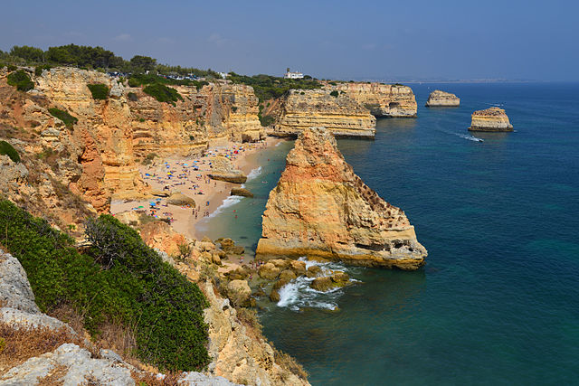Praia da Marinha – Foto Wikimedia Commons