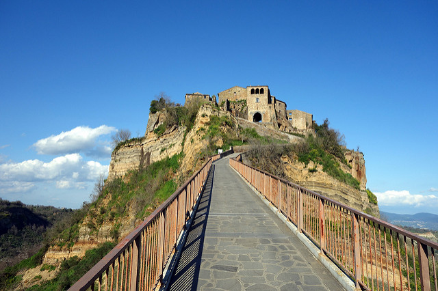 La strada per Civita. Foto da Flickr