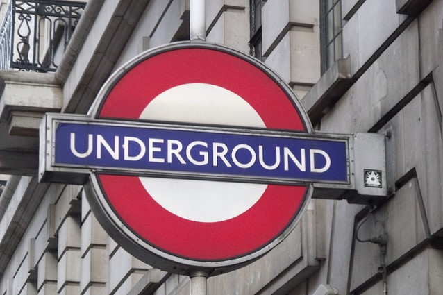 La tipica insegna della metropolitana di Londra – Foto di Elliott Brown