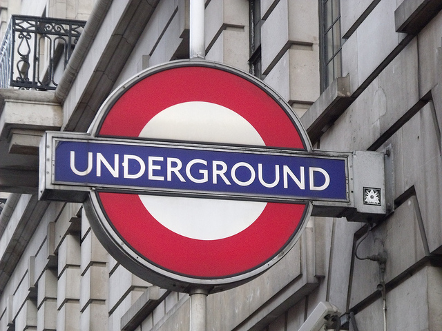 La tipica insegna della metropolitana di Londra – Foto di Elliott Brown