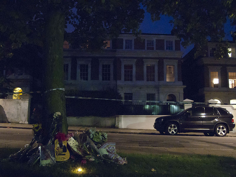 Foto e fiori davanti a casa di Amy Winehouse. Foto da Wikipedia